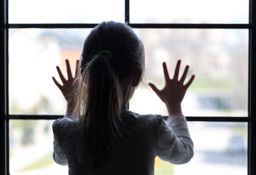 O mamă şi-a ucis fiica de patru ani, după ce a pus-o să stea timp de trei zile în picioare